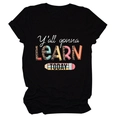 Détail de l'imprimé Y'all Gonna Learn Today avec motif léopard et graphismes sur t-shirt noir - Noir (Texte Blanc)