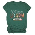 Détail du tissu du t-shirt vert foncé avec slogan imprimé léopard coloré et motif crayon - Vert Rétro (Texte Blanc)