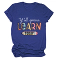 Détail d'un t-shirt bleu marine avec texte Y'all gonna learn today et un crayon - Bleu Rétro (Texte Blanc)