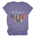 Détail de l'imprimé Y'all gonna learn today avec motif léopard sur un t-shirt violet - Violet (Texte Blanc)
