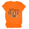 Détail du t-shirt orange avec texte LEARN TODAY motif léopard et graphique crayon - Orange (Texte Noir)