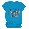 Détail du t-shirt bleu avec imprimé graphique Y'all gonna LEARN TODAY et motif crayon - Bleu Lac (Texte Noir)