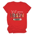 Détail du t-shirt rouge avec motif léopard et texte Y'all gonna learn today imprimé - Rouge (Texte Blanc)