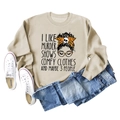 Felpa girocollo beige con citazione divertente e grafica abbinata a jeans blu casual - S / Sabbia