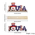 Vista detallada del adorno de madera USA del 4 de julio con diseño de gnomo y dimensiones - Estilo Gnomo Rojo I Love USA