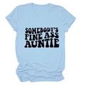 T-shirt bleu clair à col rond avec impression Somebody’s Fine Ass Auntie noire - Bleu Clair (Police Noire)
