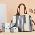 Driedelige set met gestreepte tote bag, envelop clutch en kleine pouch in beige en grijs - Blauw