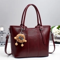 Elegante borsa tote rosso intenso con ciondolo a leone di peluche e tracolla - Borgogna