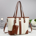 Detalle del elegante bolso tote de rayas con adornos de cuero y monedero a juego - Blanco Roto