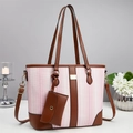 Detalle del bolso tote de lona a rayas rosas con ribete de cuero marrón y herrajes dorados - Rosa