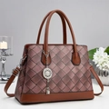 Bolso de mano retro bicolor tejido con textura metálica y elegantes colgantes de borlas - Marrón