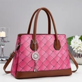 Bolso de mano de cuero tejido en contraste con asas marrones y un colgante elegante - Rosa Rojo