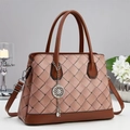 Bolso de mano con textura tejida en contraste rosa y marrón con colgante metálico - Caqui
