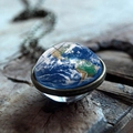 Gedetailleerd beeld van aardglas hanger ketting op een vintage houten ondergrond - Aarde Blauw Groene Stijl (JY001620-3)
