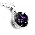 Macro-opname van de Gemini sterrenbeeld hanger met glazen bol en een zilveren ketting - Zilver-Tweelingen