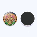 Dettaglio della parte anteriore con Lakshmi e del retro magnetico dell'anello da frigo in vetro - Stile Figura Ornata Lakshmi (JY001923-4)