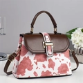 Bolso pequeño con estampado de vaca rosa y blanco con asa y correa de cuero marrón oscuro - Estampado de Vaca Rosa