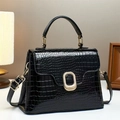 Vue détaillée du sac à main noir en cuir motif crocodile avec boucle dorée - Noir
