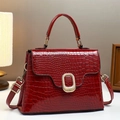 Sac à main élégant rouge foncé motif crocodile avec finition vernie et boucle dorée - Bordeaux