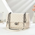 Bolso de hombro acolchado beige con cadena de metal y diseño de lujo con solapa - Blanco Roto