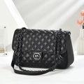 Bolso de hombro acolchado negro con textura de cuero mate y cierre de metal de corazón - Negro