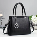 Sac à main élégant en cuir noir grainé pour femme avec breloque en métal et bandoulière - Noir