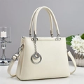 Détail du sac à main en cuir grainé blanc cassé avec pendentif en argent et bandoulière - Blanc Cassé