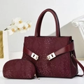 Dettaglio borsa bordeaux con trama a serpente, chiusure dorate e astuccio coordinato - Borgogna