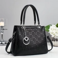 Détail du sac à main noir avec portrait en relief et breloque en chaîne argentée - Noir