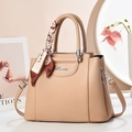 Borsa a mano beige in pelle a grana di litchi con foulard di seta sul manico - Cachi