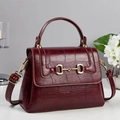 Retro burgundy faux leather handbag with crocodile pattern and gold horsebit buckle detail - 24x16x10cm / Burgundy