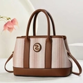 Elegante borsa tote a righe rosa con finiture in pelle marrone e logo dorato - Cachi