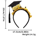 Dettaglio del cerchietto di laurea con dimensioni 20x17,5cm e scritta GRAD dorata lucida - Tocco con filamenti dorati Stile A