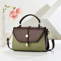 Dettaglio della pelle verde martellata e patta marrone con hardware dorato - Verde