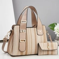Dettagli della borsa tote in paglia intrecciata con strisce crema e finiture dorate - Cachi