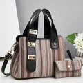 Vista dettagliata della borsa in paglia intrecciata con strisce verticali marroni - caffè