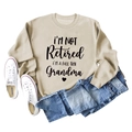 Sweat-shirt beige imprimé Grandma associé à un jean et des baskets blanches - S / Sable