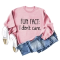 Detail eines rosa Sweatshirts mit Fun Fact I Don't Care Text und gerippten Bündchen - S / Rosa (Schwarzer Text)