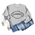Mise à plat d'un sweat gris avec imprimé football Game Day et pantalon en jean bleu - S / Gris (Police Noire)