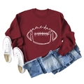 Détail de l'imprimé Game Day sur un sweat-shirt bordeaux à manches longues et jean - S / Rouge Vin (Police Blanche)