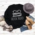Flat-Lay eines schwarzen Book-Nerd-Sweatshirts mit lässigen Herbst-Accessoires - S / Schwarz (Weiße Schrift)