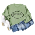 Détail de l'imprimé Game Day sur sweat-shirt vert sauge avec baskets et jean décontracté - S / Vert Olive (Police Noire)