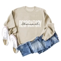 Detail des Respiratory Therapist Aufdrucks auf aprikosenfarbenem Sweatshirt mit Jeans - S / Sandfarben