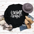 Flachbild von schwarzem Sweatshirt mit 'i smell snow' Aufdruck und Winterdeko - S / Schwarz (Weiße Schrift)