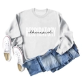 Flatlay des grauen Respiratory Therapist Sweatshirts mit Jeans und weißen Schuhen - S / Weiß