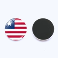 Dettaglio del fronte in vetro e del retro magnetico di un magnete circolare bandiera Liberia - Liberia