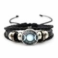 Détail macro du bracelet en cuir tressé avec des breloques argentées de la triple lune - Motif Triple Déesse Argent (JY002071-6)