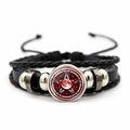 Gros plan d'un bracelet en cuir multicouche avec pendentif pentagramme rouge et perles - Pentagramme Lune Nœud Celtique Rouge (JY002071-7)
