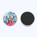 Détail de l'aimant de frigo en verre déesse Lakshmi avec support magnétique noir - Motif Lakshmi Assise sur un Lotus (JY001920-6)