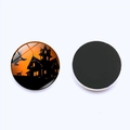 Detail van Halloween koelkastmagneet van glas met heks silhouet en magnetische achterkant - Zonsondergang Heks Rijdt op Bezemsteel Zwarte Kat (JY002047-3)
